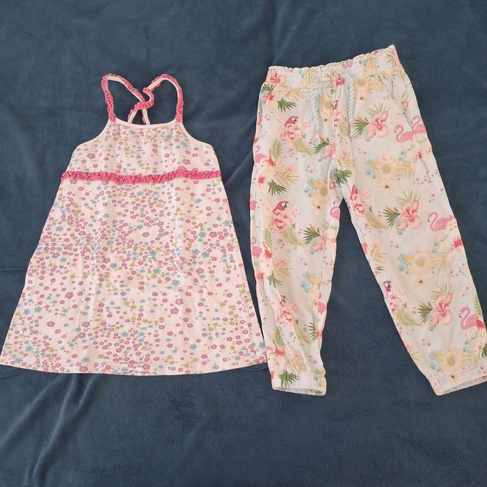 Robe et pantalon léger Une robe blanche fleurie
Un pantalon léger imprimé estival