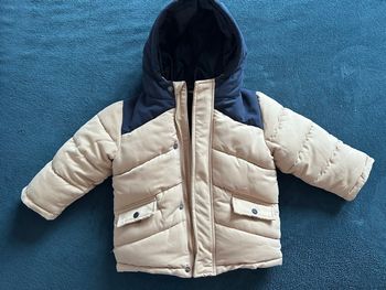 Manteau à capuche  avec gilet amovible gémo. Taille 24 mois
