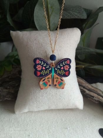 Collier papillon avec pierre de lapis lazuli naturelle