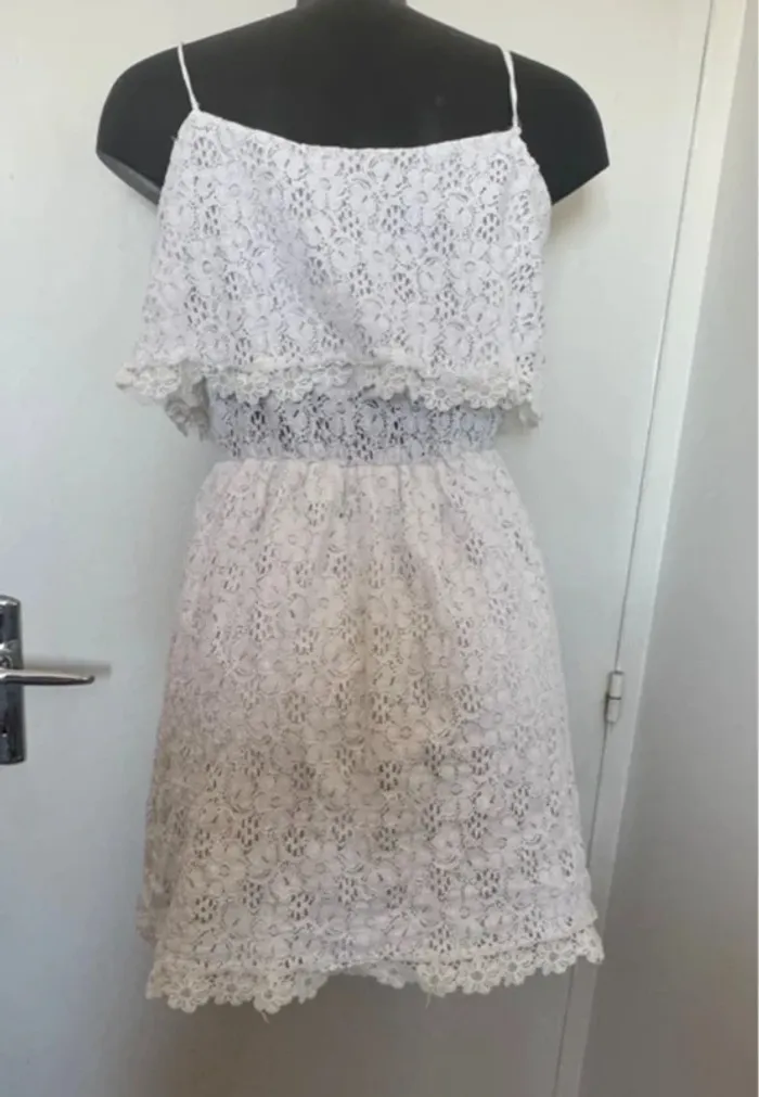 Jolie robe dentelle - photo numéro 3
