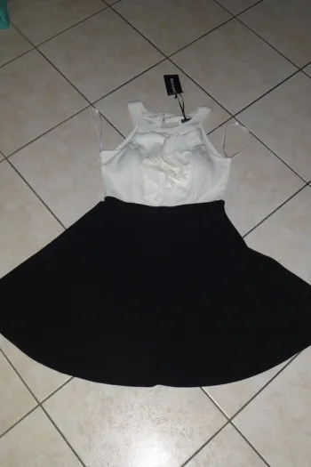 jolie robe blanche / noir taille L ou XL neuve