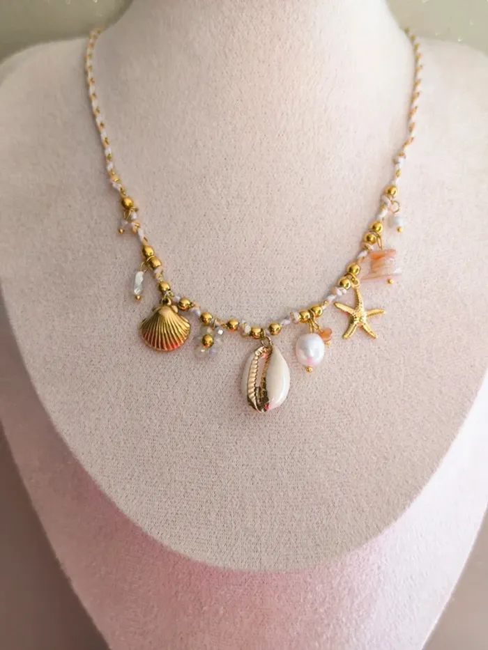 Collier doré et beige avec charms marins et fleur - photo numéro 4