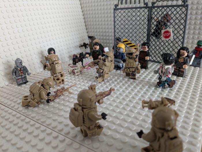 21 Figurines Call of Duty mode Zombies + accessoires sur la photo , style lego - photo numéro 4