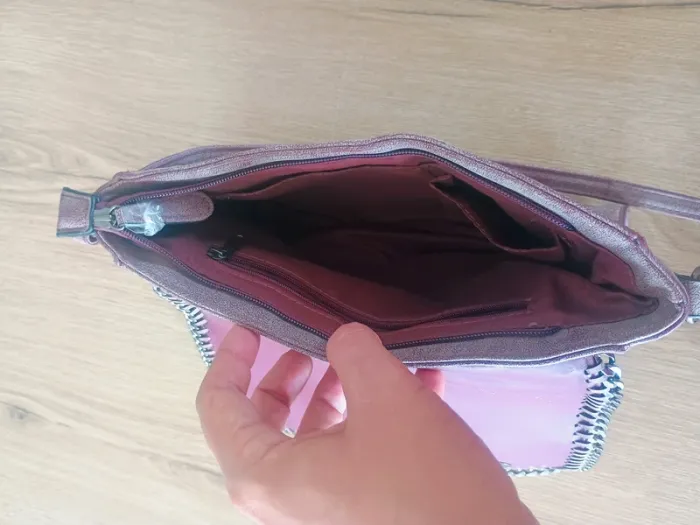 Sac bandoulière effet daim prune avec chaîne décorative - photo numéro 4