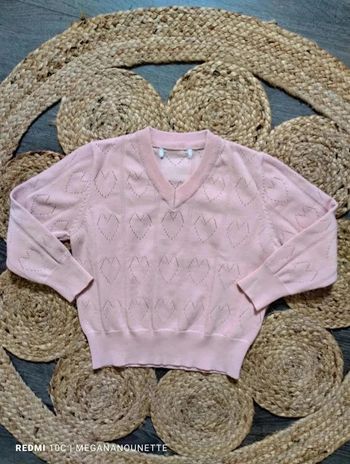 👚 Pull rose à cœurs ajourés – Taille 4 ans