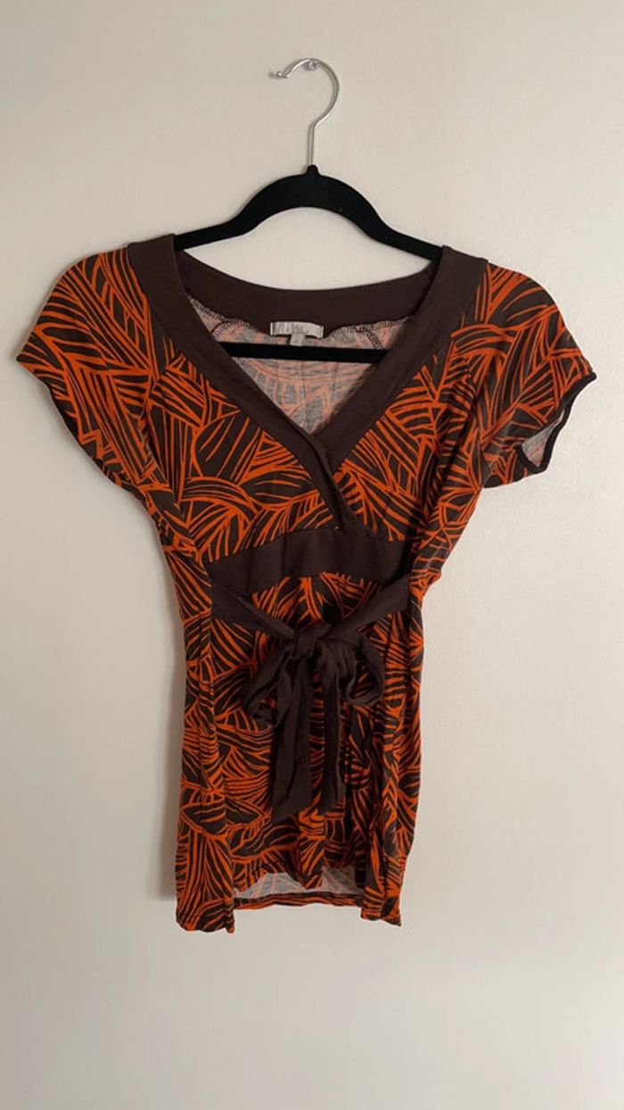 T-shirt vintage avec ceinture marron et orange