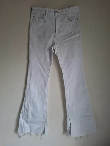 Jean blanc évasé- élégant et tendance, parfait pour toute saisons,Stradivarius neuf, taille 42