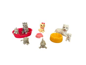 Figurines chats et chiens avec gamelles et panier