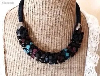 Magnifique Collier en métal  -   noir gris marron bordeaux et vert