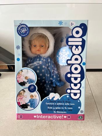 Cicciobello marche dans la neige 