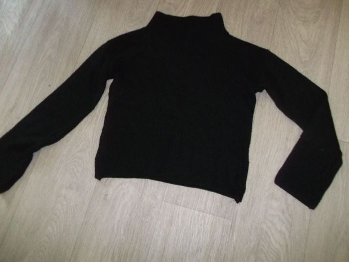Pull noir ajouré sur le bas taille 42 TBE