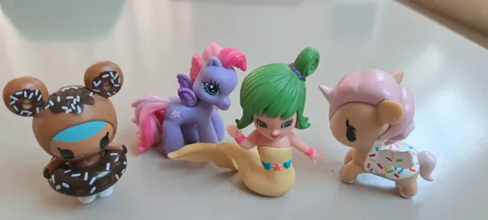 Lot 4 figurines