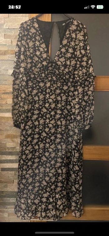 Belle robe mi longue imprimé fleurs et paillettes doré taille L