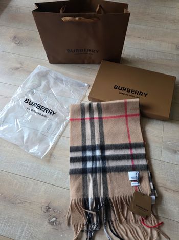 Écharpe Burberry Classique en Cachemire - État Neuf avec Packaging
