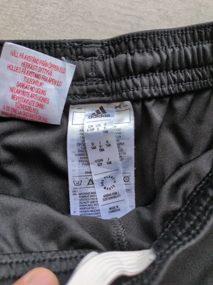 Short adidas comme neuf - photo numéro 3