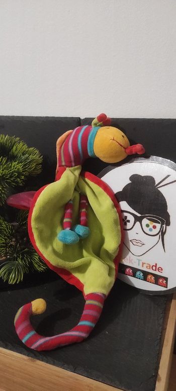 Doudou dragon plat dragobert rouge vert rayure rayé langue Peluche Moulin Roty