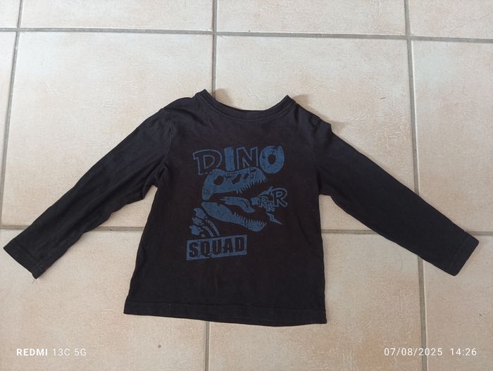 T-shirt dinosaure taille 3 ans