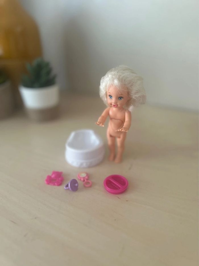 Barbie 🩰 shelly fait pipi + pot et accessoires - photo numéro 2