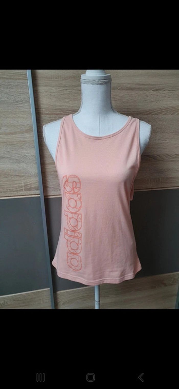 Débardeur de sport.