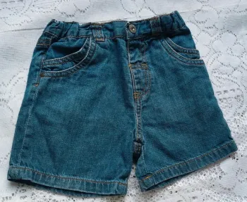 Short Tex, en très bon état, taille 18 mois