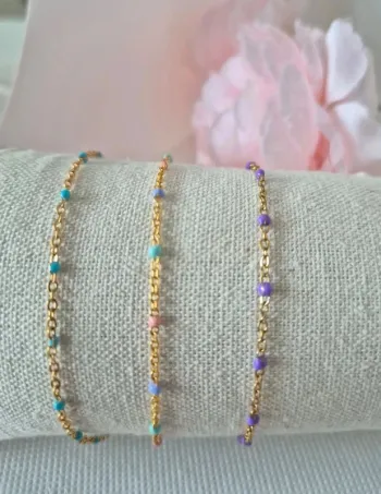 lot de 3 bracelets dorée avec perles : 
1 turquoise + 1 multicolores pastels + 1 violet