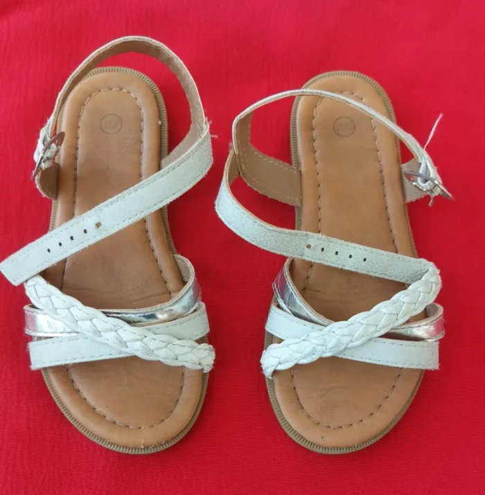 Nu pied blanc et argenté