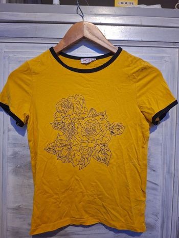 T-shirt jaune motif fleuri