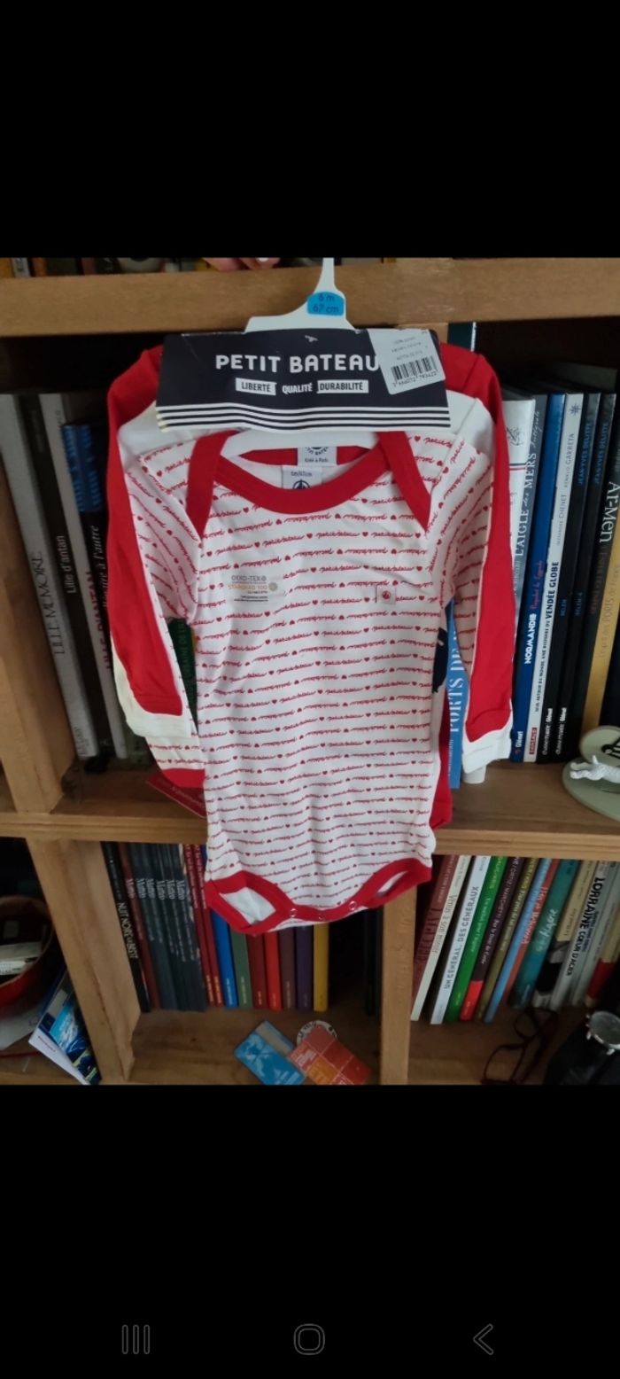 Lot pyjama Petit Bateau + 3 bodys assortis 6 mois - photo numéro 5