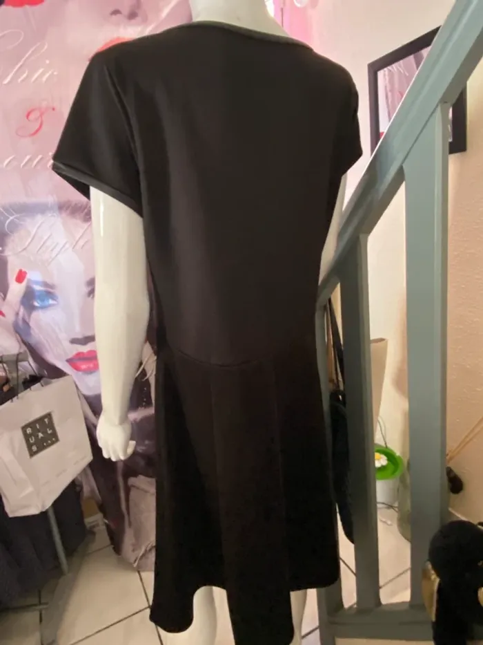 ref 734 Robe femme petite robe noire t 44 - photo numéro 2