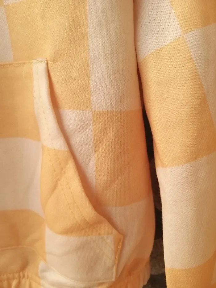 Pull court jaune et beige - photo numéro 2