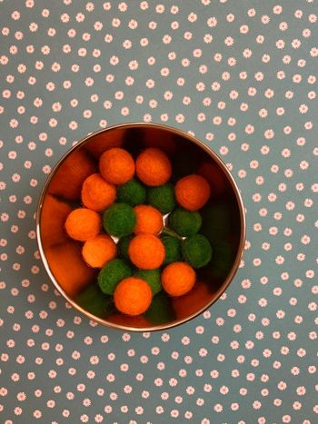 Pompons en feutre d'1,5cm orange et vert