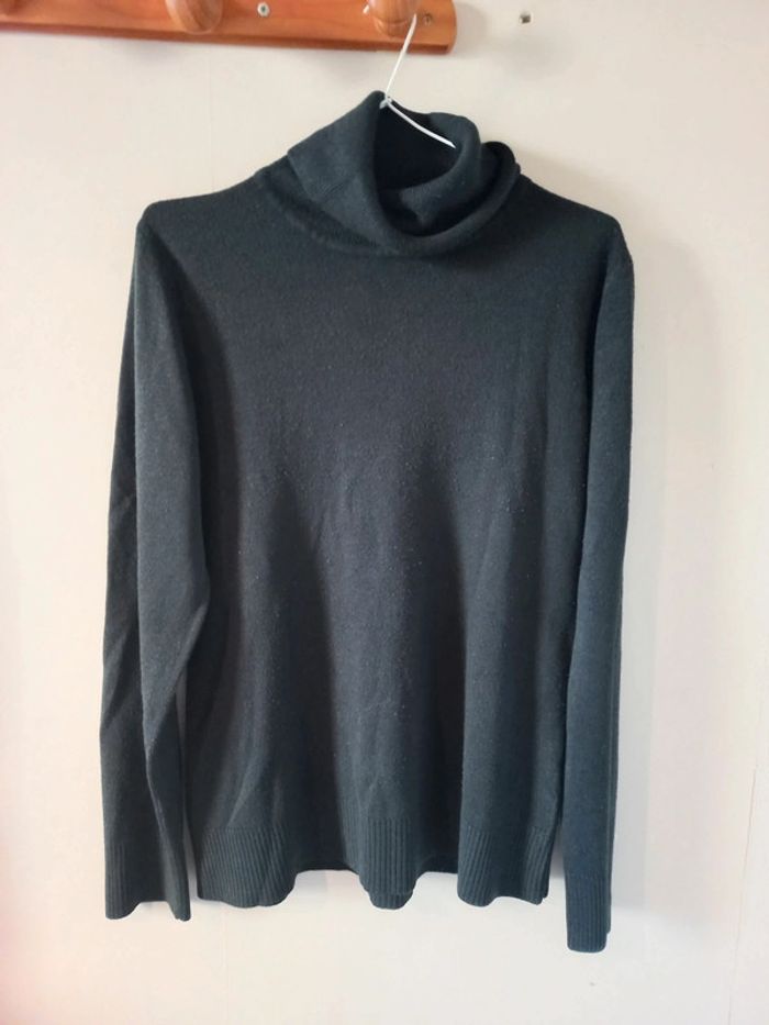 Pull col roulé noir