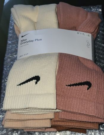 Lot de 6 paires de chaussettes Nike
neuf taille 46-50 ( la couleur ne
convient pas à mon fils😥) voir les couleurs