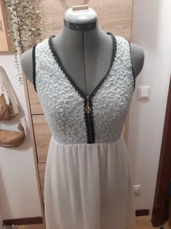 Jolie robe d'été avec dentelle