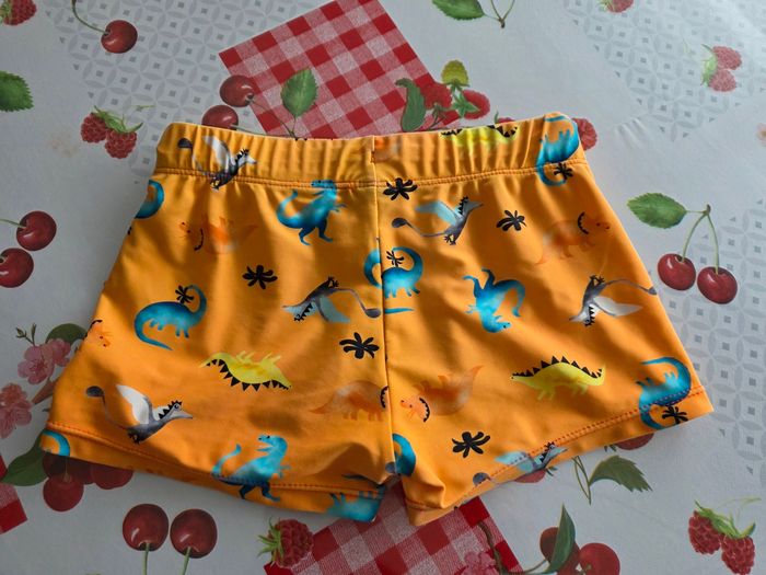 MAILLOT DE BAIN GARÇON  MOTIFS DINOSAURES AVEC UN CORDON POUR SERRER TAILLE 8ANS MARQUE GÉMO - photo numéro 2