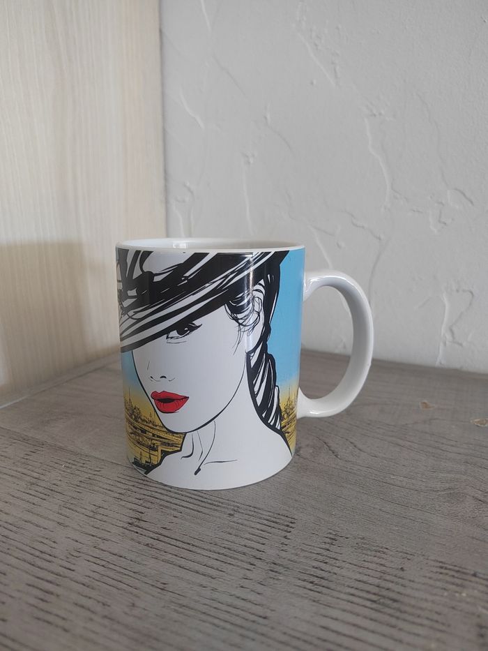 Mug souvenir Paris en céramique – Tourisme France – illustration femme et monuments - photo numéro 3