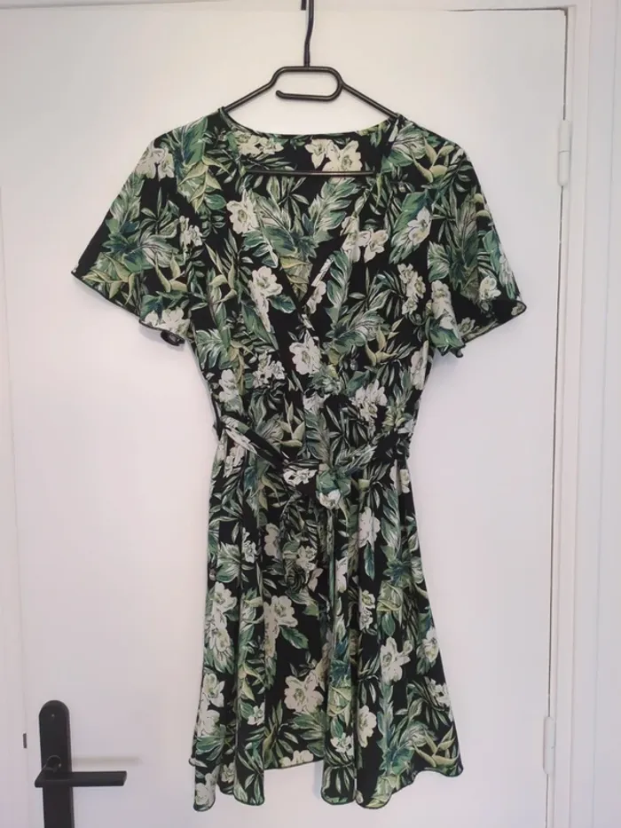 Robe courte Fleurie verte taille S ceinturée a la taille - photo numéro 2