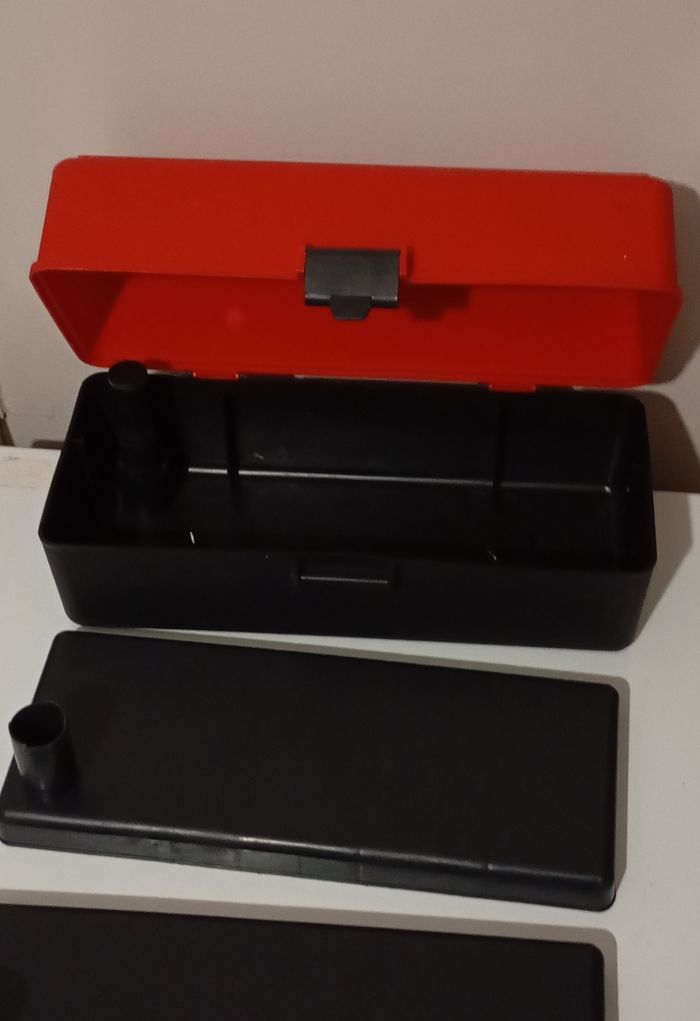 Caisse mallette pour diverses utilisations.Plastique rouge et noir . Poignée . Très bon état - photo numéro 10