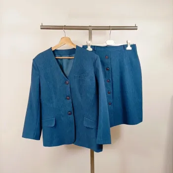 Tailleur vintage bleu Anouk 2 pièces – blazer et jupe boutonnée, taille 44 A1065