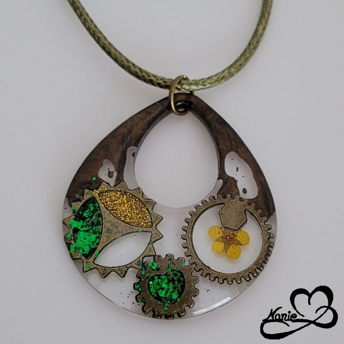 Pendentif transparent avec des engrenages et des paillettes vertes - photo numéro 2