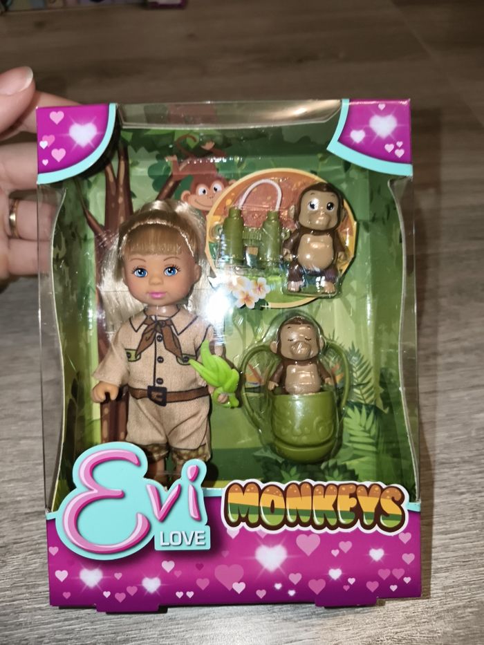 Évi Love dans la jungle