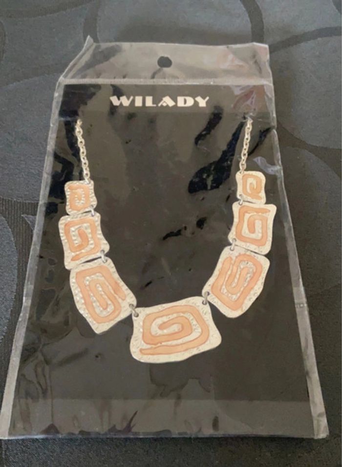 Collier fantaisie femme argenté et Orange neuf