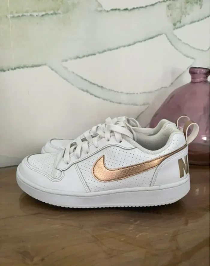 Baskets nike femme court borought low blanc doré - photo numéro 2