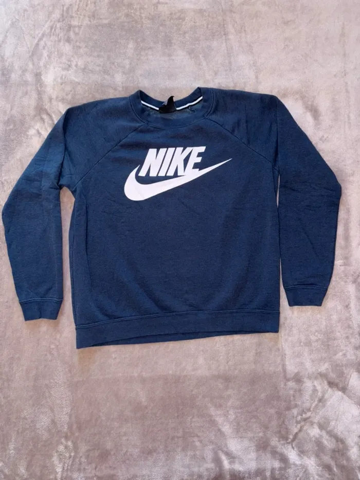 Sweat Nike femme taille S bleu foncé en très bon état - photo numéro 8