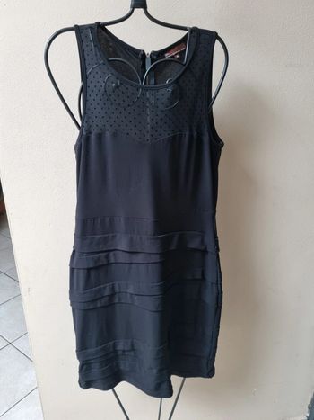 Robe noire, légèrement transparent sur le haut