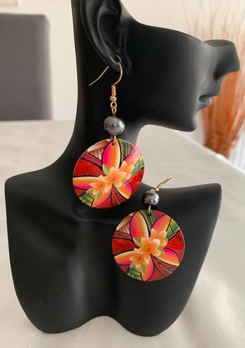 Boucles d’oreilles fleur ronde multicolore et perle grise