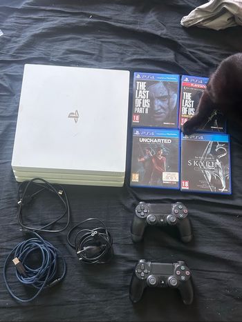 Ps4 Slim 1To + 2 manettes neuves + 4 jeux en excellent état