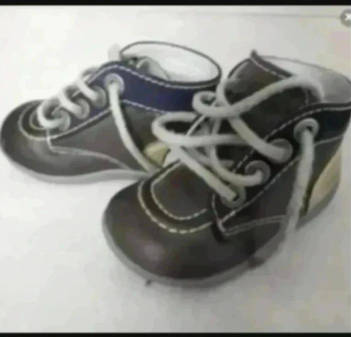 Chaussures bottillons cuir kickers bonbon pointure 20 à lacets Très bon état·Kickers - photo numéro 2