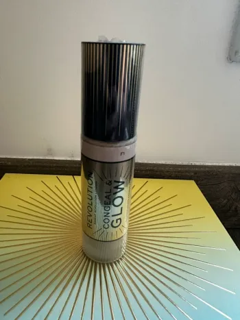Fond de teint Revolution Makeup – Conceal & Glow F1