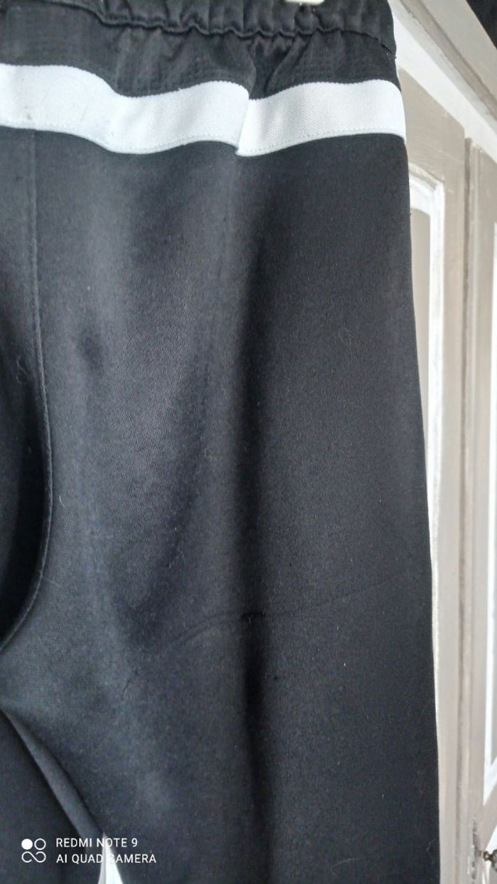 Pantalon Adidas noir et bandes blanches.taille  164cm ou S.bon état - photo numéro 4